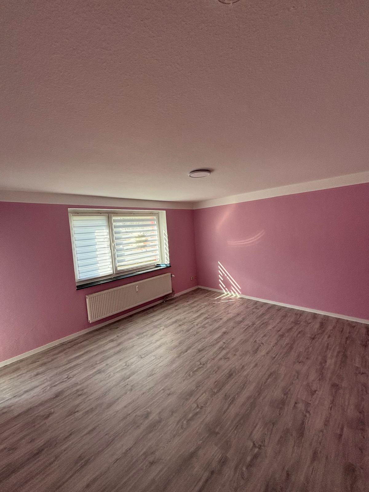 Frisch gestrichenes Schlafzimmer in moderner Farbgebung